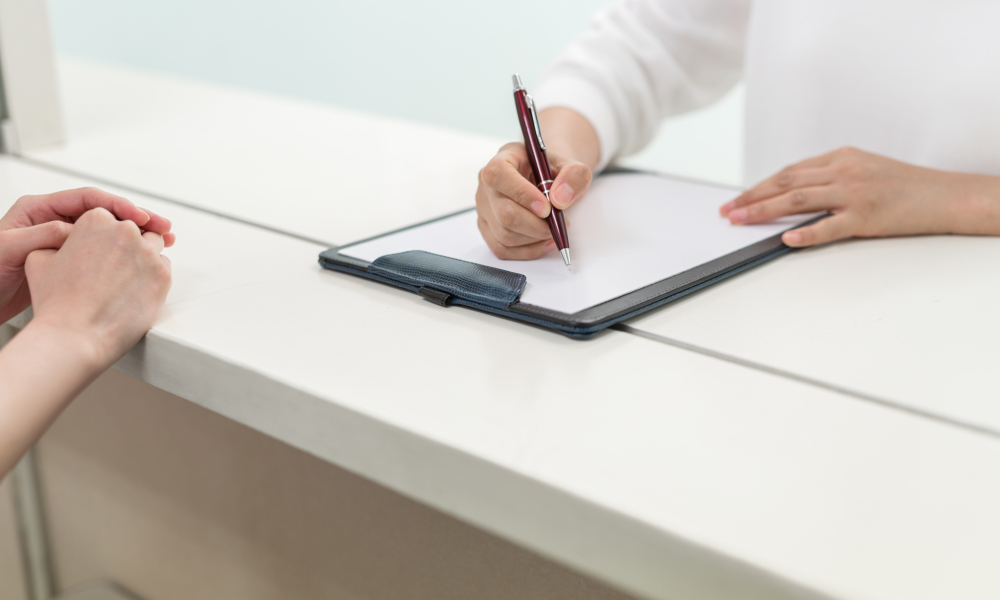 受付・問診票の記入